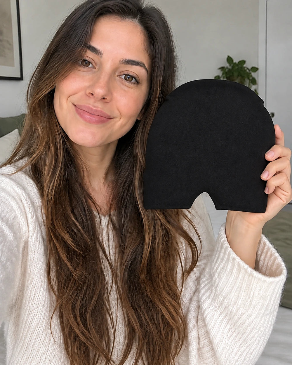 Mujer morena mostrando el gorro de gel Kalmia