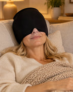 Mujer descansando en el sofá con el gorro de gel Kalmia puesto